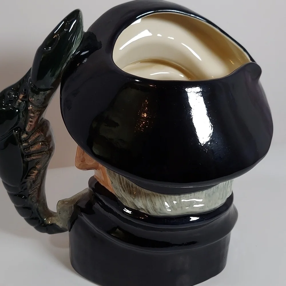 Large royal daulton Toby mug approximately 7